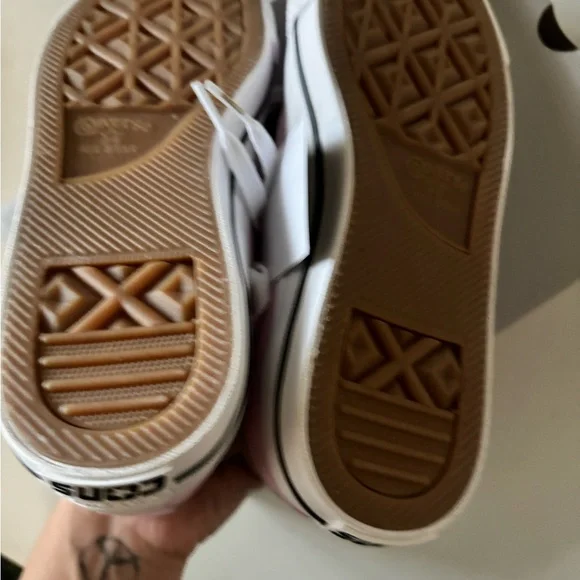 Brand new Urban outfitters pink converse 8.5 womens new in box - Picture 6 of 6